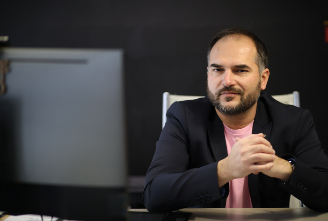 Ο Βασίλης Παππάς στο γραφείο του